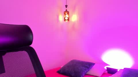      K A Y L A      online show from September 18, 3:05 pm