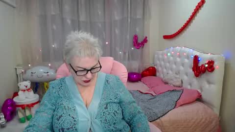 kaylesmoll online show from February 27, 4:57 am