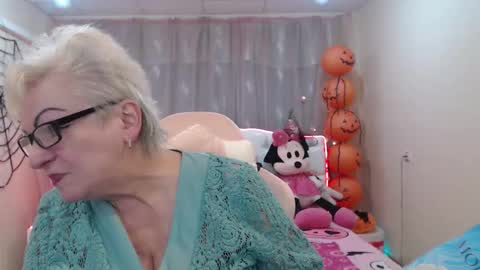 kaylesmoll online show from October 17, 6:45 pm