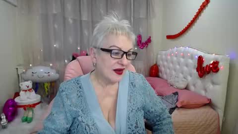 kaylesmoll online show from February 23, 1:35 am