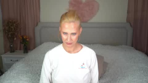 EliandKylie online show from December 1, 3:59 am