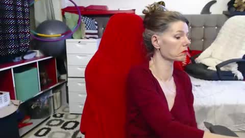 kelly online show from February 25, 12:05 pm