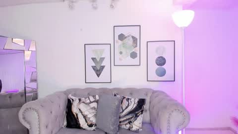 Kendall Jenner online show from January 30, 8:22 am