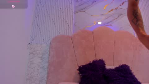 Snapshot of kendalltaylorr chatting on January 26, 2:45 am Kendall and Taylor online show from January 26, 2:45 am