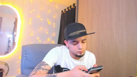 Snapshot of kendel_dimitri chatting on December 20, 7:33 am kendel_dimitri online show from December 20, 7:33 am