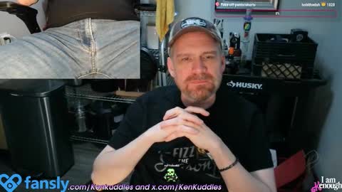 Snapshot of kenkuddles chatting on December 10, 1:11 am Ken Kuddles online show from December 10, 1:11 am
