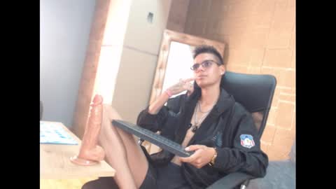 kenn_boy_ online show from January 27, 5:58 pm