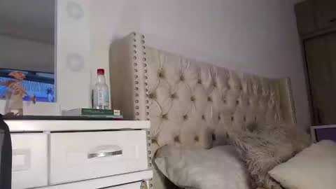 Snapshot of khloe33 chatting on February 13, 8:03 pm khloe33 online show from February 13, 8:03 pm