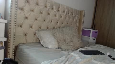 Snapshot of khloe33 chatting on February 21, 7:01 am khloe33 online show from February 21, 7:01 am