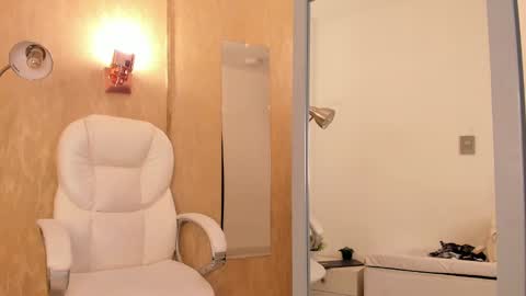 Khloe online show from February 12, 3:49 pm