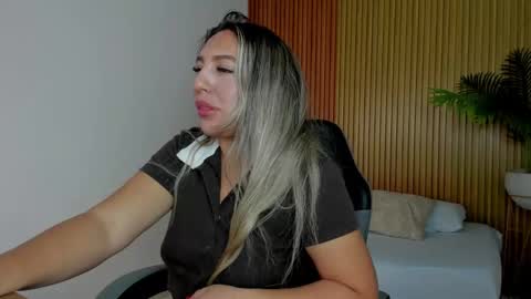 K I A R A  online show from October 23, 1:01 pm