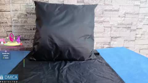 Kiara Zahiri online show from November 22, 12:25 pm