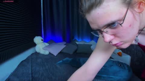 Snapshot of kiki_krash chatting on February 14, 4:31 pm Kiki online show from February 14, 4:31 pm