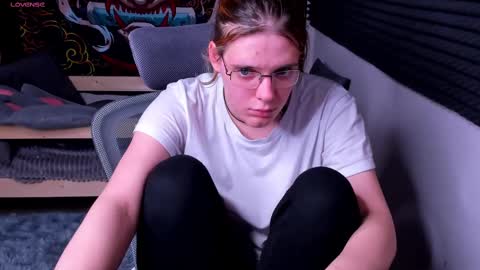 Snapshot of kiki_krash chatting on February 21, 4:48 pm Kiki online show from February 21, 4:48 pm