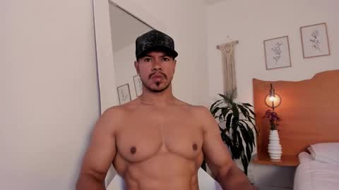 Kilua Muscle guy online show from November 7, 9:50 pm