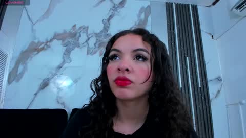 K I M online show from November 3, 2:18 pm