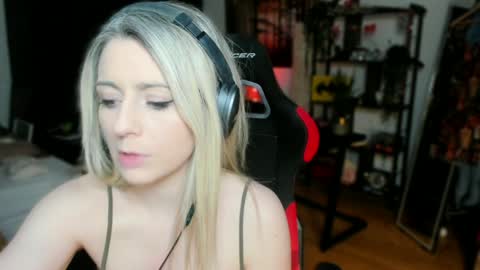Snapshot of kimilee22 chatting on March 12, 8:09 pm Wolfs Girl online show from March 12, 8:09 pm