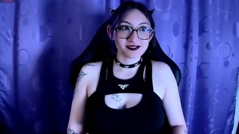 Snapshot of kimlennox_ chatting on January 29, 2:19 am online show from January 29, 2:19 am