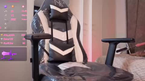 kimm_jones online show from October 18, 8:35 pm