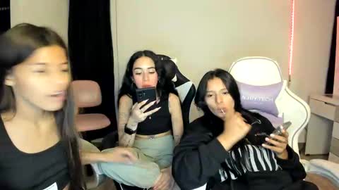 Snapshot of kimmi_foxy chatting on February 17, 11:22 pm kimmi online show from February 17, 11:22 pm