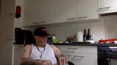 Snapshot of kingsize187 chatting on December 31, 12:46 pm kingsize online show from December 31, 12:46 pm