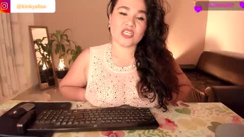 Snapshot of kinkyelise chatting on December 17, 7:28 am Jenny online show from December 17, 7:28 am