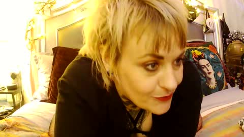 Snapshot of kinkypinkyplay2 chatting on November 1, 12:15 pm Kinky Pinky online show from November 1, 12:15 pm