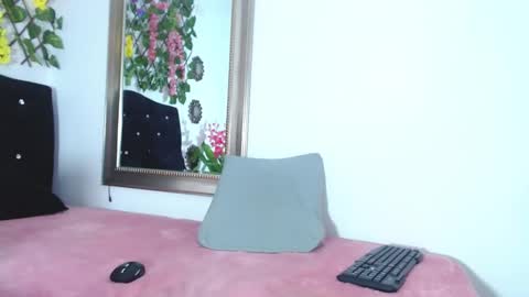 Snapshot of kinkysweet__ chatting on February 7, 3:02 am Isabella online show from February 7, 3:02 am