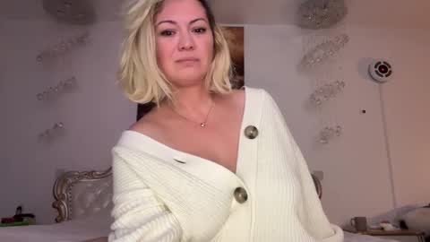 KiraDivine online show from December 8, 4:28 pm