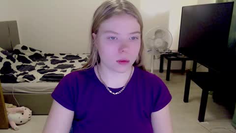 Jennyblonde and Emmabrunette online show from December 18, 11:56 am
