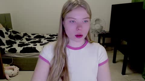 Jennyblonde and Emmabrunette online show from December 17, 2:22 pm