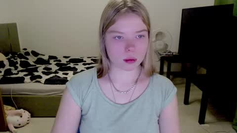 Jennyblonde and Emmabrunette online show from December 16, 7:26 am