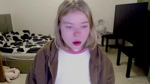 Jennyblonde and Emmabrunette online show from December 18, 3:37 am