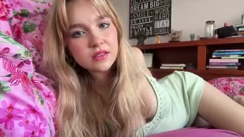 Snapshot of kittengirlxo chatting on February 9, 1:55 am kittengirlxo online show from February 9, 1:55 am