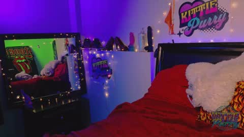 Snapshot of kittiepurry chatting on February 18, 6:59 am Kittie Purry online show from February 18, 6:59 am