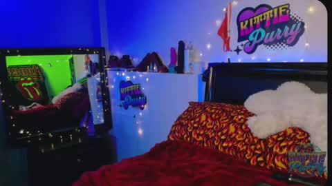 Snapshot of kittiepurry chatting on February 16, 6:54 am Kittie Purry online show from February 16, 6:54 am