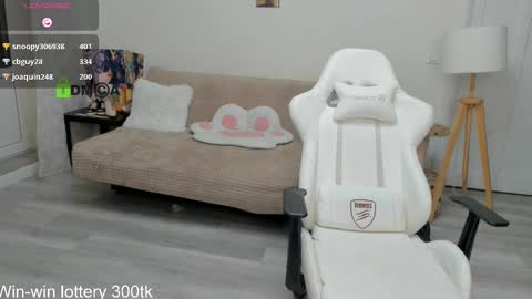 Snapshot of kitty_rock_paw chatting on March 1, 1:32 am Emilly online show from March 1, 1:32 am
