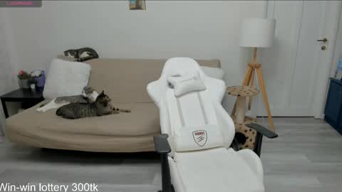 Snapshot of kitty_rock_paw chatting on February 20, 11:32 pm Emilly online show from February 20, 11:32 pm