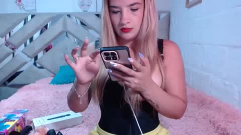 kittyzevee_ online show from February 24, 12:20 am