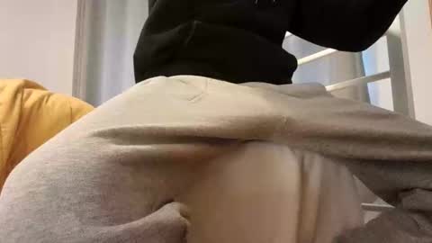 kiwibulge123 online show from April 1, 8:28 pm