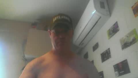 kiwiguy19773 online show from April 1, 11:23 pm