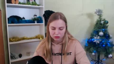 Snapshot of klerkarina chatting on December 27, 9:17 am klerkarina online show from December 27, 9:17 am