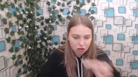 Snapshot of klerkarina chatting on January 9, 5:44 am klerkarina online show from January 9, 5:44 am