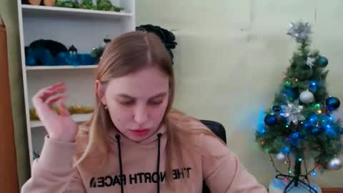 Snapshot of klerkarina chatting on December 7, 9:44 am klerkarina online show from December 7, 9:44 am