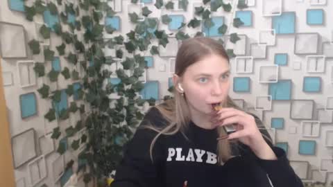 Snapshot of klerkarina chatting on March 5, 8:43 am klerkarina online show from March 5, 8:43 am