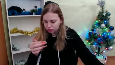 Snapshot of klerkarina chatting on December 6, 5:47 am klerkarina online show from December 6, 5:47 am