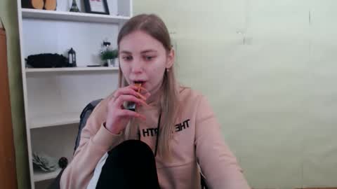 Snapshot of klerkarina chatting on February 13, 6:20 am klerkarina online show from February 13, 6:20 am