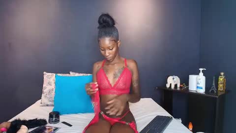 K L O E online show from November 4, 7:15 pm