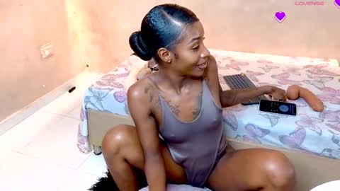 K L O E online show from October 24, 1:45 pm