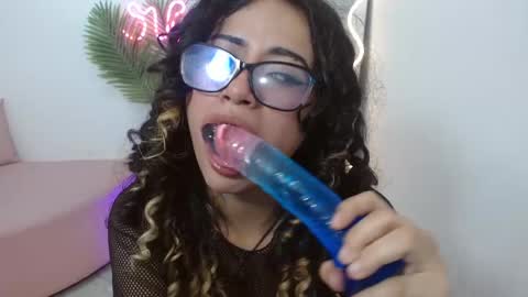 Snapshot of kristen_tay chatting on February 18, 6:15 am kristen_tay online show from February 18, 6:15 am